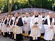 Rund 12.000 Wallfahrer feiern zu Christi Himmelfahrt auf der Wiese des Wallfahrtsortes Klschen Hagis bei Wachstedt; Rechte: dpa